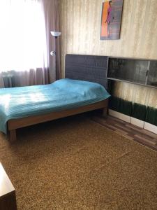 エカテリンブルクにあるPedagogicheskaya 4のベッドルーム1室(青いマットレス付きのベッド1台付)