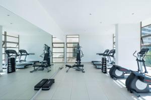 un gimnasio con varias filas de máquinas de correr en una habitación en Arauco Studio Apartment, en Santiago