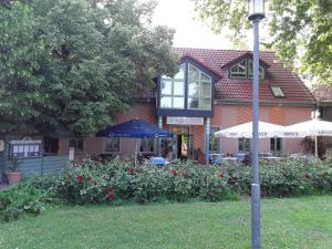 ein Haus mit zwei Sonnenschirmen davor in der Unterkunft Apartment da Graziella in Bad Kreuznach