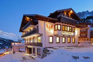 un hotel en las montañas con nieve en el suelo en Hotel Garni Haus Tyrol en Obertauern