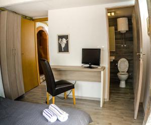 TV a/nebo společenská místnost v ubytování Guesthouse Unique + 16 fotografií