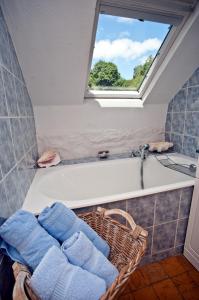 baño con bañera y ventana en Chambres d'hôtes Logis Du Jerzual, en Dinan
