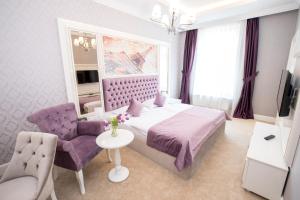 1 dormitorio con 1 cama, 1 silla y 1 mesa en Hotel Amts-Apotheke en Limburg an der Lahn