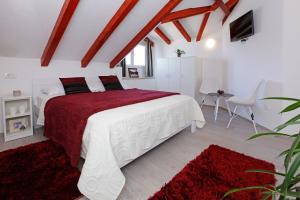 Luxory D-Rooms客房内的一张或多张床位