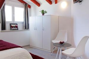 Luxory D-Rooms客房内的一张或多张床位