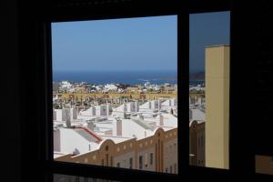 una finestra con vista sulla città di Blue House a Las Palmas de Gran Canaria