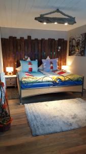 ノルデンにあるAn der Gartenalleeのベッドルーム1室(木製ヘッドボード付きのベッド1台付)