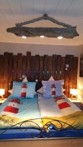 ノルデンにあるAn der Gartenalleeのベッドルーム1室(ベッド2台、木製ヘッドボード付)