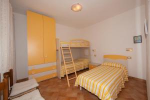 マルチャーナにあるcasa la Rosa dei ventiのベッドルーム1室(ベッド2台、二段ベッド1組付)