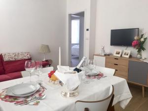 a dining room with a table with wine glasses at Temporary House de' Giudei in Bologna