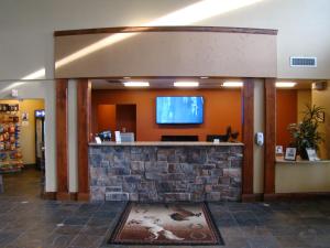 The lobby or reception area at StoneCreek Lodge