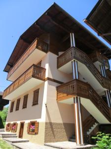 un edificio con balcones en un lateral en Ajarnola Locazioni Turist, en Auronzo di Cadore