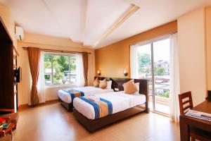Un pat sau paturi într-o cameră la Hotel Lake Paradise