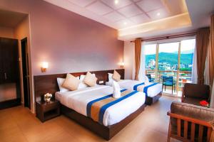 Un pat sau paturi într-o cameră la Hotel Lake Paradise