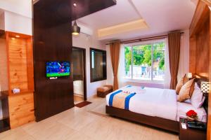 Un pat sau paturi într-o cameră la Hotel Lake Paradise