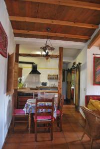 eine Küche und ein Esszimmer mit einem Tisch und Stühlen in der Unterkunft Casas Azahar-Alucema in Zahara de la Sierra