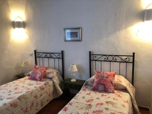 um quarto com 2 camas e 2 candeeiros na parede em Villa Margherita em Cannigione