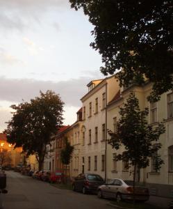 une rue avec des bâtiments et des voitures garés dans la rue dans l'établissement Ferienwohnungen Dr. Neubert, à Krems an der Donau