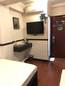 Una televisión o centro de entretenimiento en Hang Fung Hostel