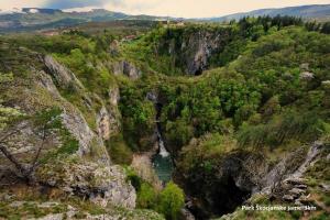 una vista aérea de un valle de montaña con un río en Guesthouse Risnik, en Divača