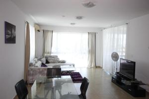sala de estar con sofá y mesa de cristal en Playa Blanca Resort en Río Hato