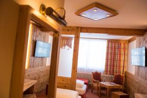 TV a/nebo společenská místnost v ubytování Hotel Garni Haus Tyrol