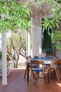 einen Holztisch und Stühle auf einer Terrasse in der Unterkunft Casa Danilo in Chiessi
