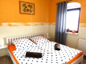 ein kleines Bett in einem Zimmer mit Fenster in der Unterkunft Ferienwohnung Paul Schwarzenberg in Schwarzenberg