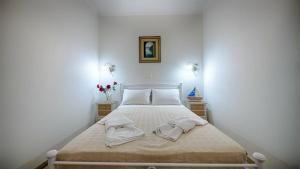 Postel nebo postele na pokoji v ubytování Feakia apartment 2