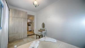 Postel nebo postele na pokoji v ubytování Feakia apartment 2