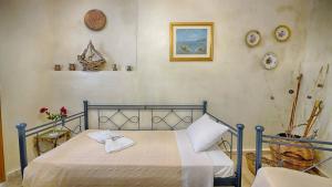 Postel nebo postele na pokoji v ubytování Feakia apartment 2