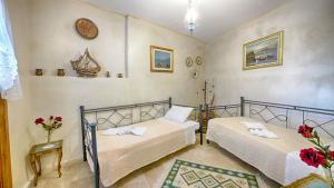Postel nebo postele na pokoji v ubytování Feakia apartment 2
