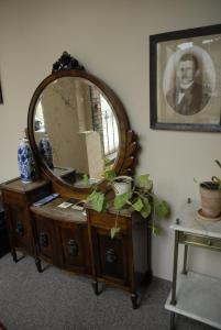 ヴロツワフにあるHostel, Pokoje gościnne Mleczarnia - Ozonowaneの部屋のドレッサーの上に鏡