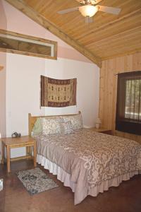 Postel nebo postele na pokoji v ubytování DiamondStone Guest Lodges