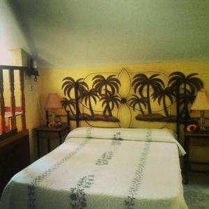 1 dormitorio con 1 cama grande con manta blanca en Arcojalon, en Arcos de Jalón