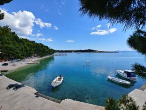 eine Gruppe von Booten im Wasser an einem Strand in der Unterkunft Spacious family apartment near the beach in Makarska