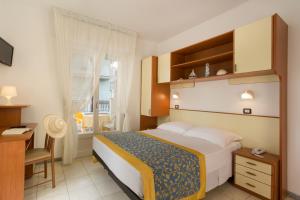 Posteľ alebo postele v izbe v ubytovaní Hotel Cannes - in pieno centro