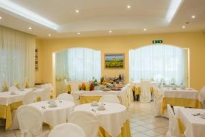 Reštaurácia alebo iné gastronomické zariadenie v ubytovaní Hotel Cannes - in pieno centro