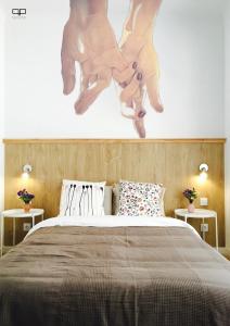 アリカンテにあるApartment T. Llorenteのベッドルーム1室(壁に絵画が描かれたベッド1台付)