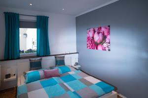 - une chambre avec un lit et une photo sur le mur dans l'établissement Tom's Ferienappartements Appartment 2, à Tabarz