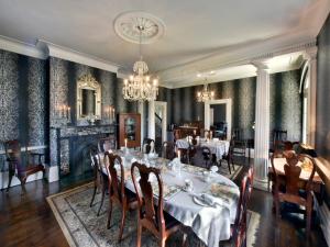 Un restaurante o sitio para comer en Brockamour Manor Bed and Breakfast