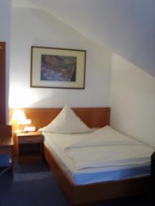 فيير ياهريستسايتن في هايدلبرغ: غرفة نوم بسريرين ومصباح وصورة