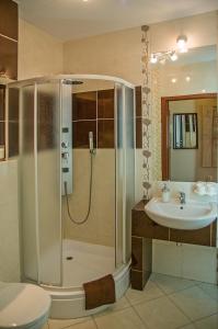 een badkamer met een douche en een wastafel bij Apartament 6 Cappucino Pod Aniołem in Kazimierz Dolny