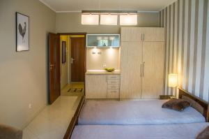 een kleine keuken met een bed in een kamer bij Apartament 6 Cappucino Pod Aniołem in Kazimierz Dolny