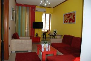 sala de estar con sofá y TV en Villa Alfred en Sarandë