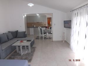 ein Wohnzimmer mit einem Sofa und einem Tisch in der Unterkunft Raj in Kotor