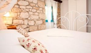 Ένα ή περισσότερα κρεβάτια σε δωμάτιο στο Little Summer House