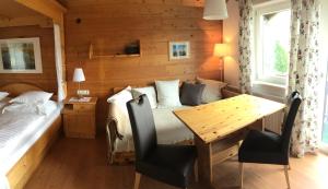 een slaapkamer met een bed en een tafel en een bed bij Haus Werner in Ramsau am Dachstein