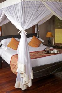 מיטה או מיטות בחדר ב-Ashnil Mara Camp