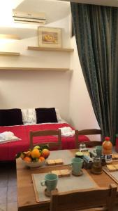 バーリにあるFlores Apartmentのテーブルとフルーツの盛り合わせ